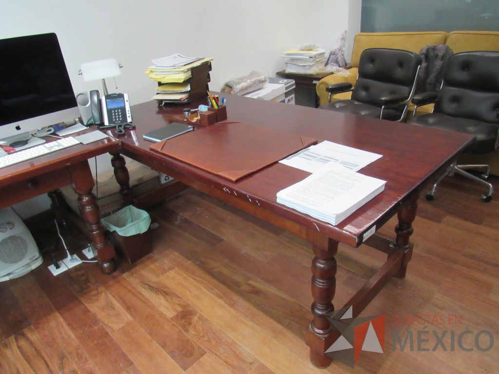 Lote 018 - Mesa de trabajo con 4 patas y 3 cajones color madera color vino - Imagen 8