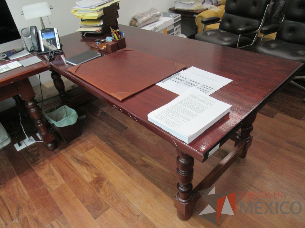 Lote 018 - Mesa de trabajo con 4 patas y 3 cajones color madera color vino - Imagen 9