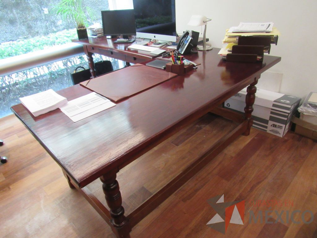 Lote 018 - Mesa de trabajo con 4 patas y 3 cajones color madera color vino - Imagen 10