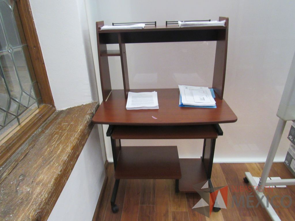 Lote 023 - Escritorio con ruedas, repisa y porta teclados - Imagen 4