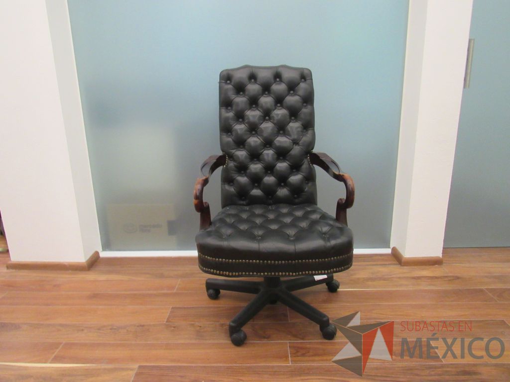 Lote 001 - Silla ejecutiva con ruedas, descansa brazos, asiento y respaldo tipo piel color negro - Imagen 2