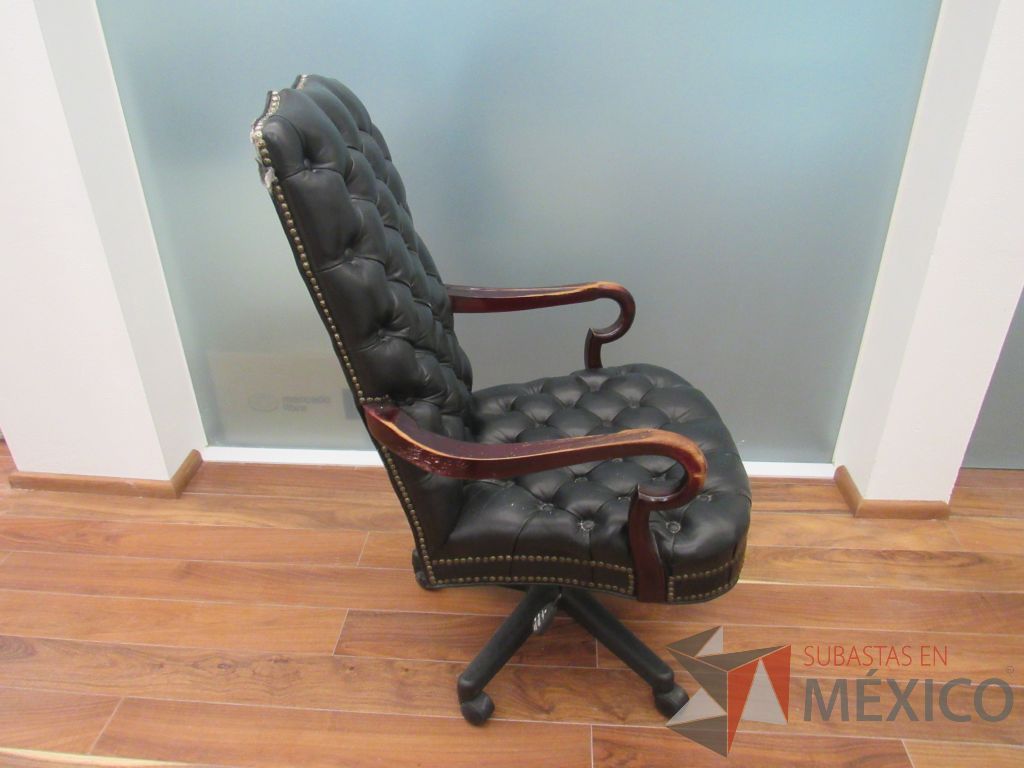 Lote 001 - Silla ejecutiva con ruedas, descansa brazos, asiento y respaldo tipo piel color negro - Imagen 4
