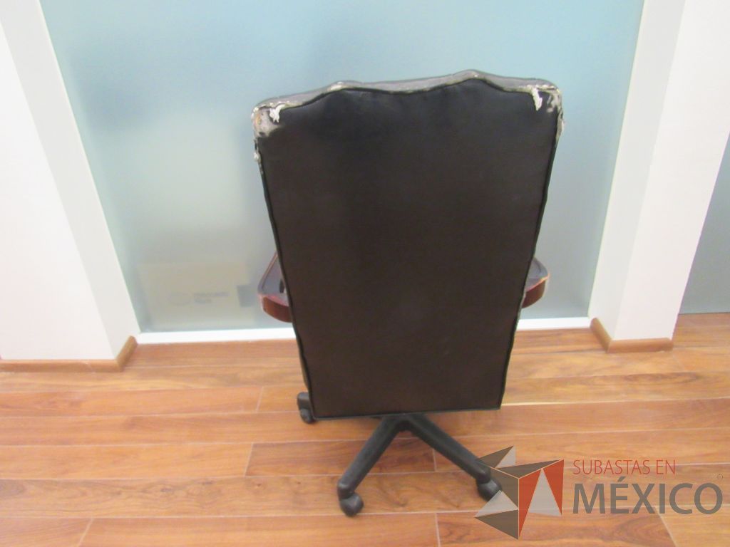 Lote 001 - Silla ejecutiva con ruedas, descansa brazos, asiento y respaldo tipo piel color negro - Imagen 6
