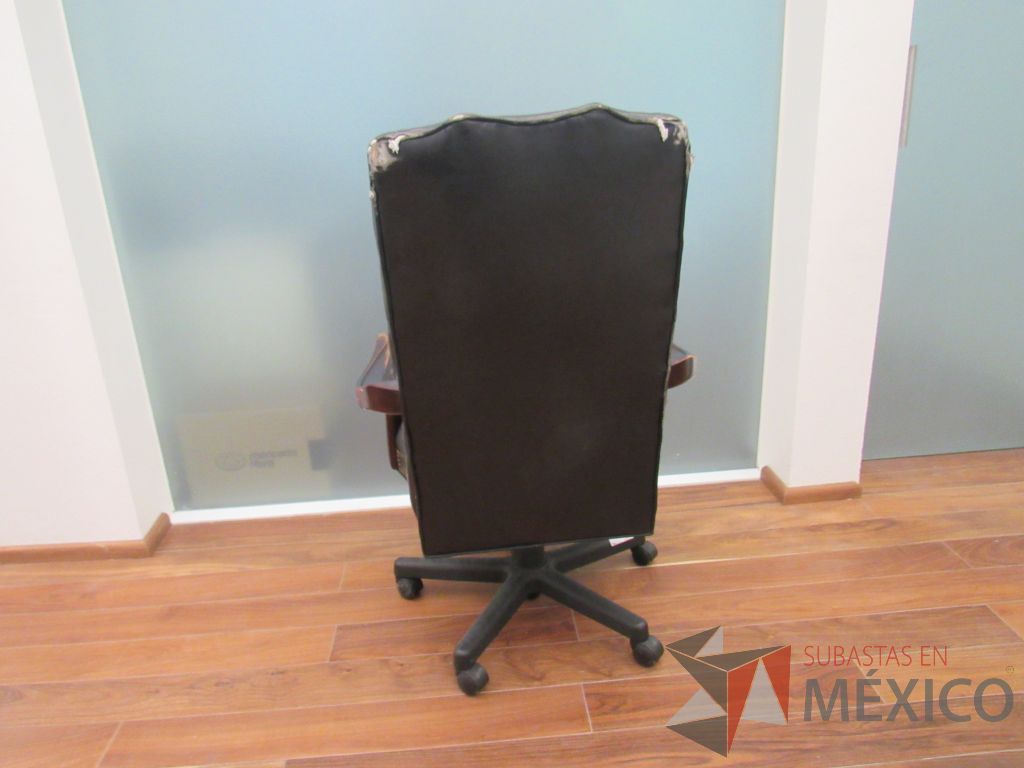 Lote 001 - Silla ejecutiva con ruedas, descansa brazos, asiento y respaldo tipo piel color negro - Imagen 7