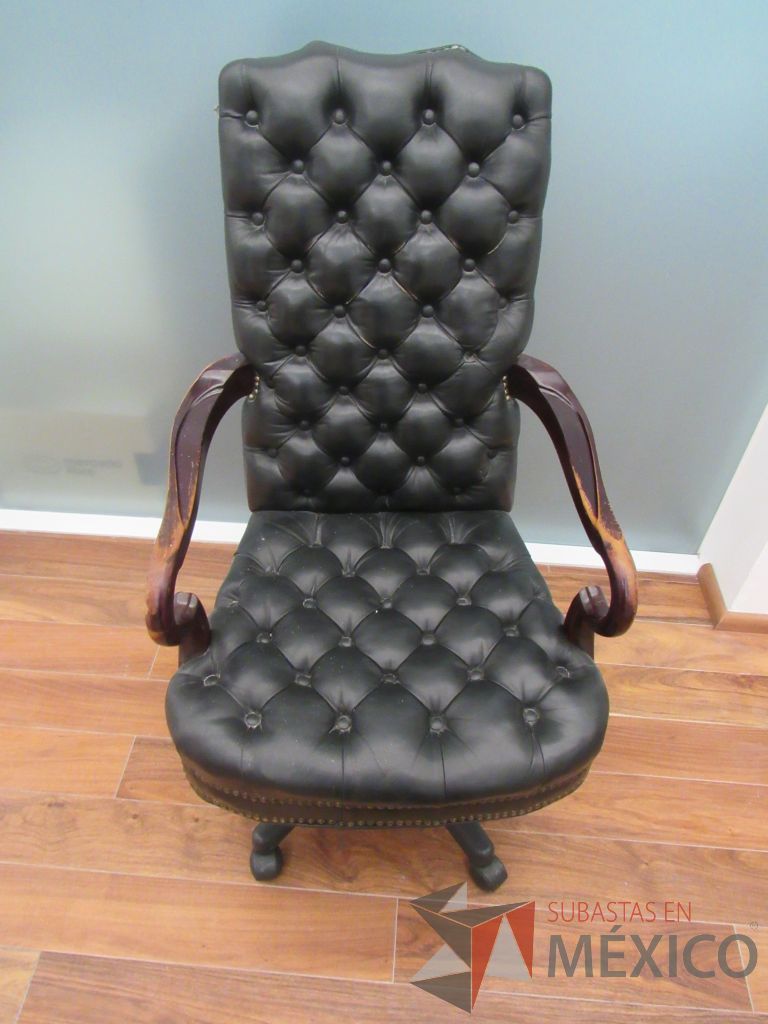 Lote 001 - Silla ejecutiva con ruedas, descansa brazos, asiento y respaldo tipo piel color negro - Imagen 8