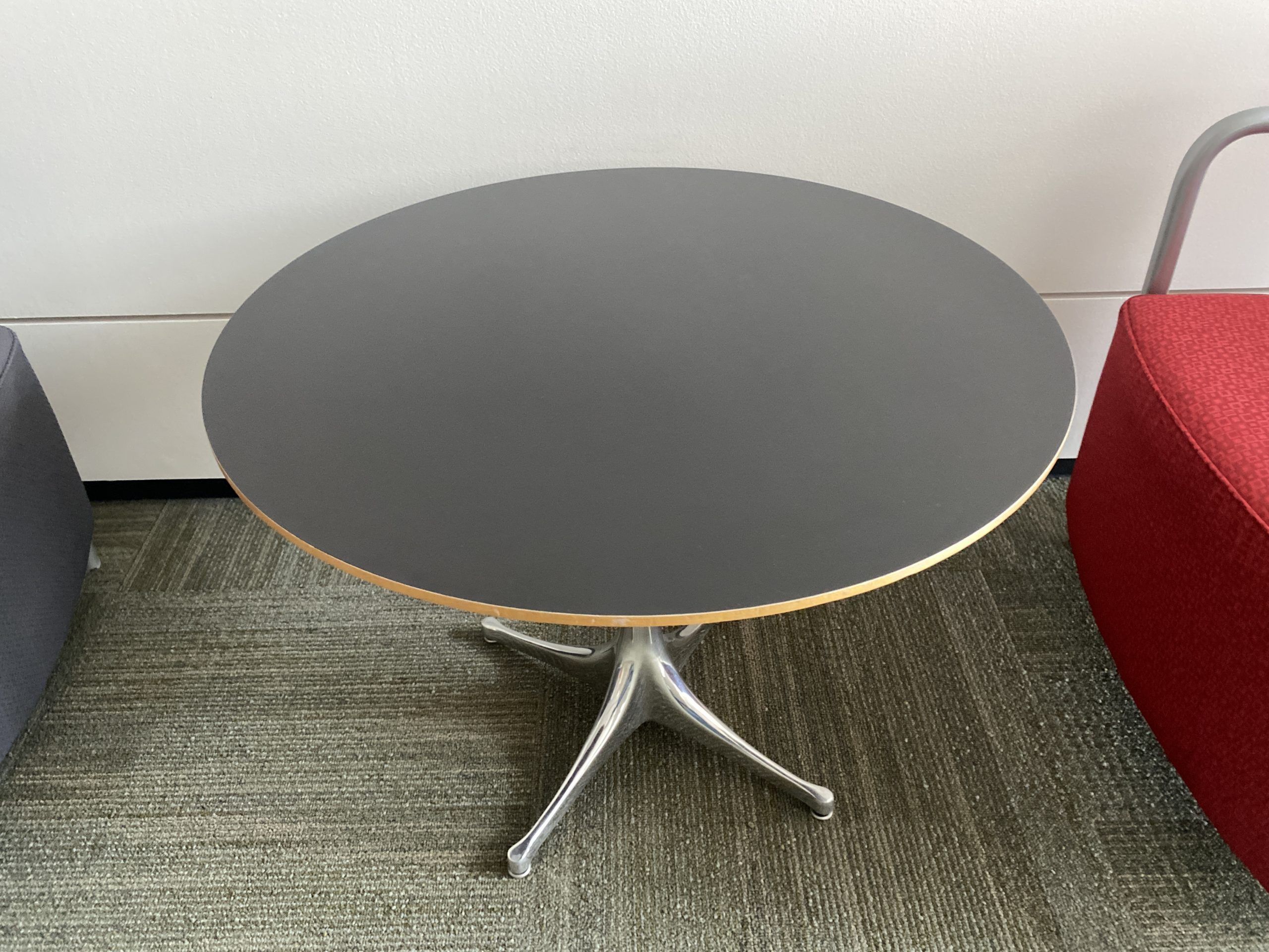 Lote 003 - Mesa de apoyo con base metálica y cubierta color negro