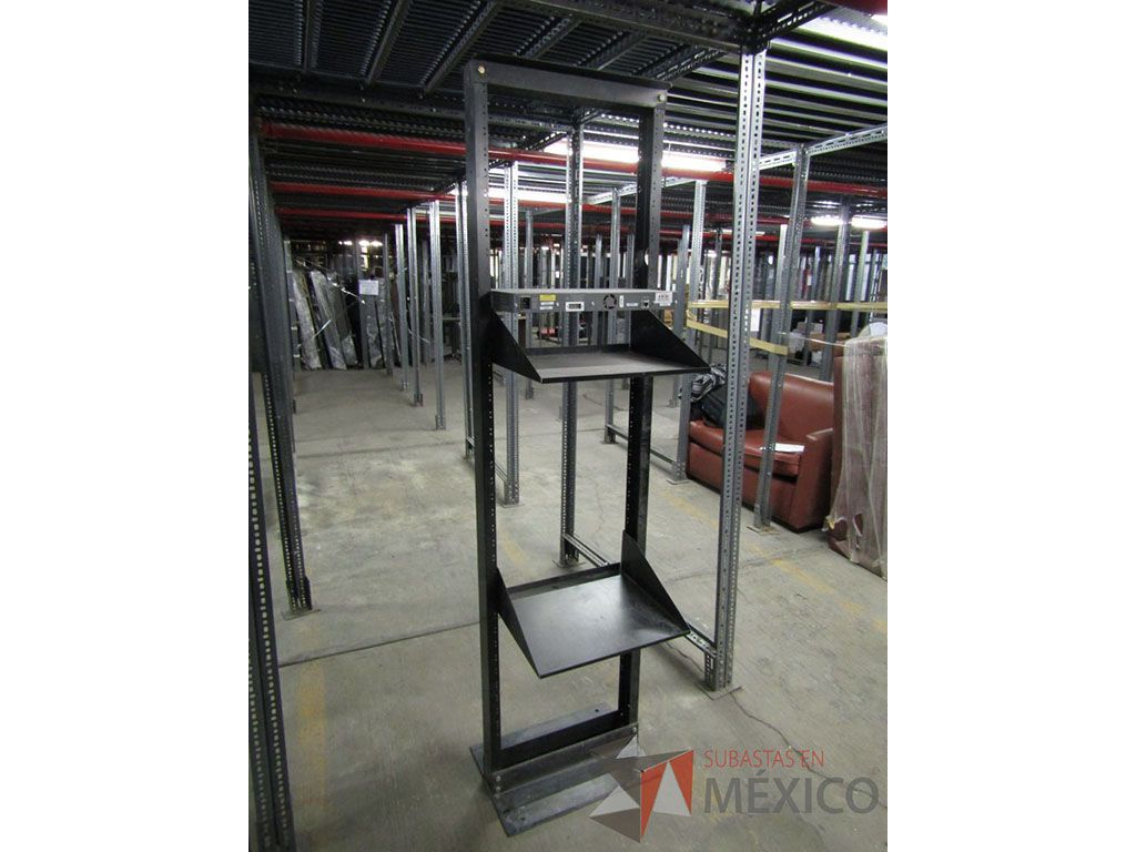 Lote 002 - 13 Racks para equipo de comunicaciones