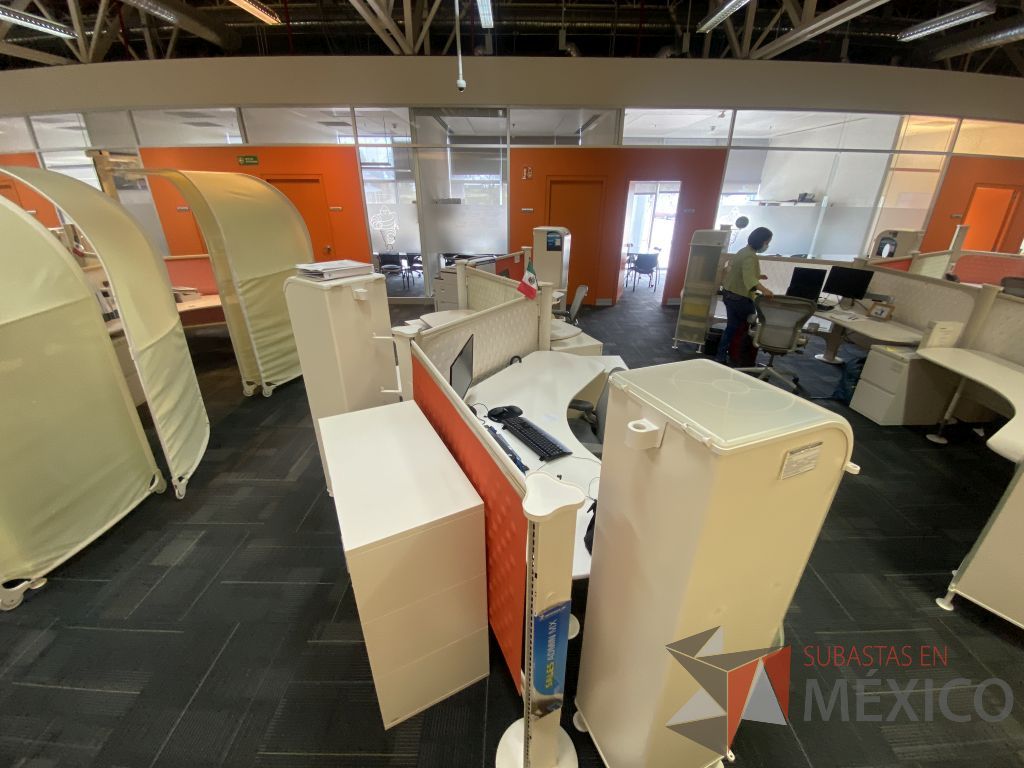 Lote 011 - Estación de trabajo para 3 personas con cubiertas curvas, 3 gabinetes, 3 archiveros verticales - Imagen 7