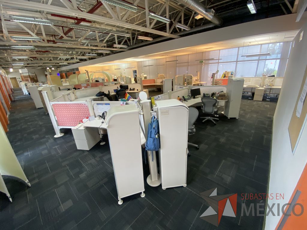 Lote 012 - Estación de trabajo para 20 personas con cubiertas curvas recargadas sobre la mampara, 9 gabinetes altos con 2 puertas y 13 archiveros verticales de 2 cajones - Imagen 3
