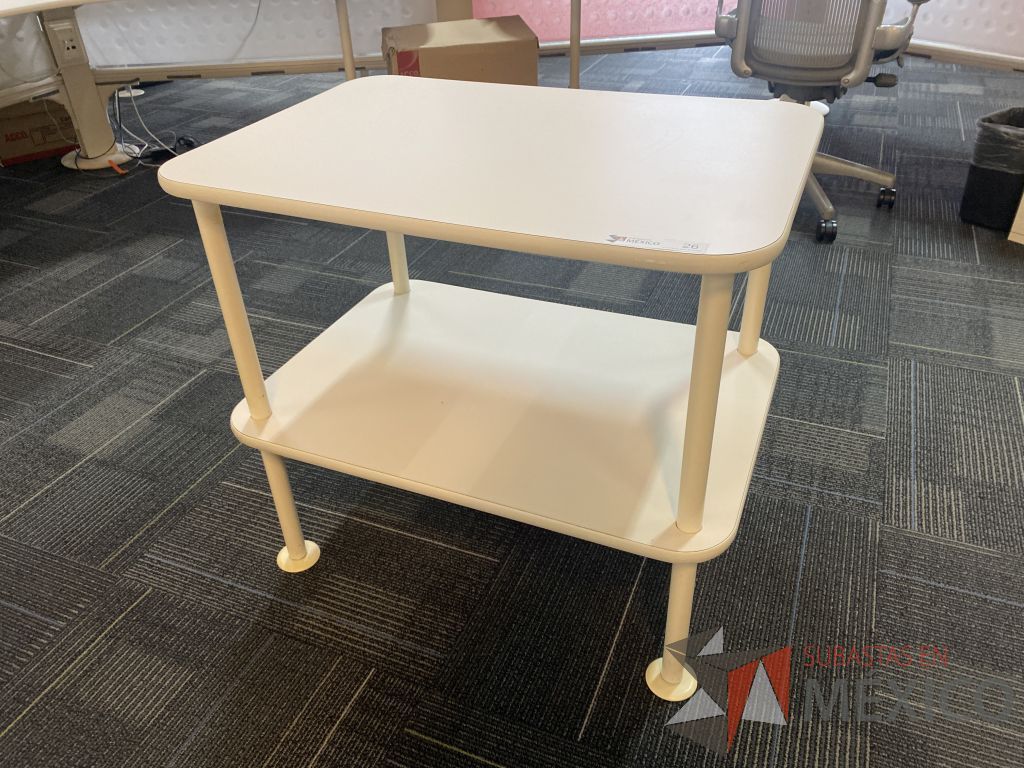 Lote 006 - 2 Mesas de trabajo con 4 patas, 1 entrepaño y cubierta color blanco