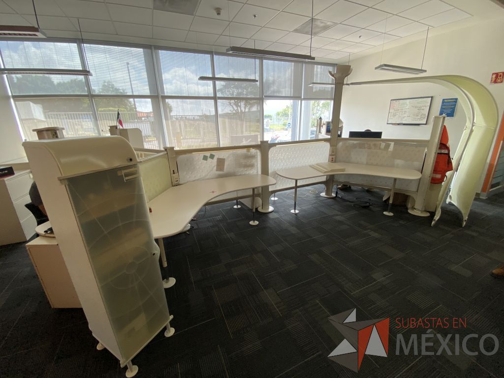 Lote 015 - Estación de trabajo para 6 personas con cubiertas curvas recargadas sobre la mampara, 5 gabinetes altos con 2 puertas y 1 archivero vertical de 2 cajones - Imagen 3