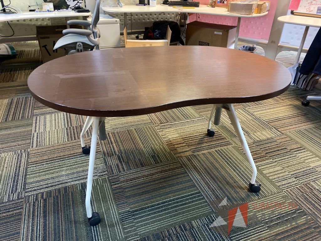 Lote 004 - Mesa de trabajo con ruedas, base metálica y cubierta color café