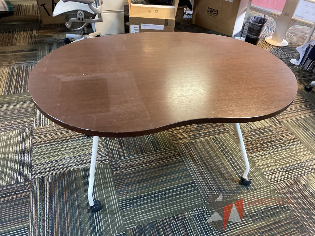 Lote 004 - Mesa de trabajo con ruedas, base metálica y cubierta color café - Imagen 4