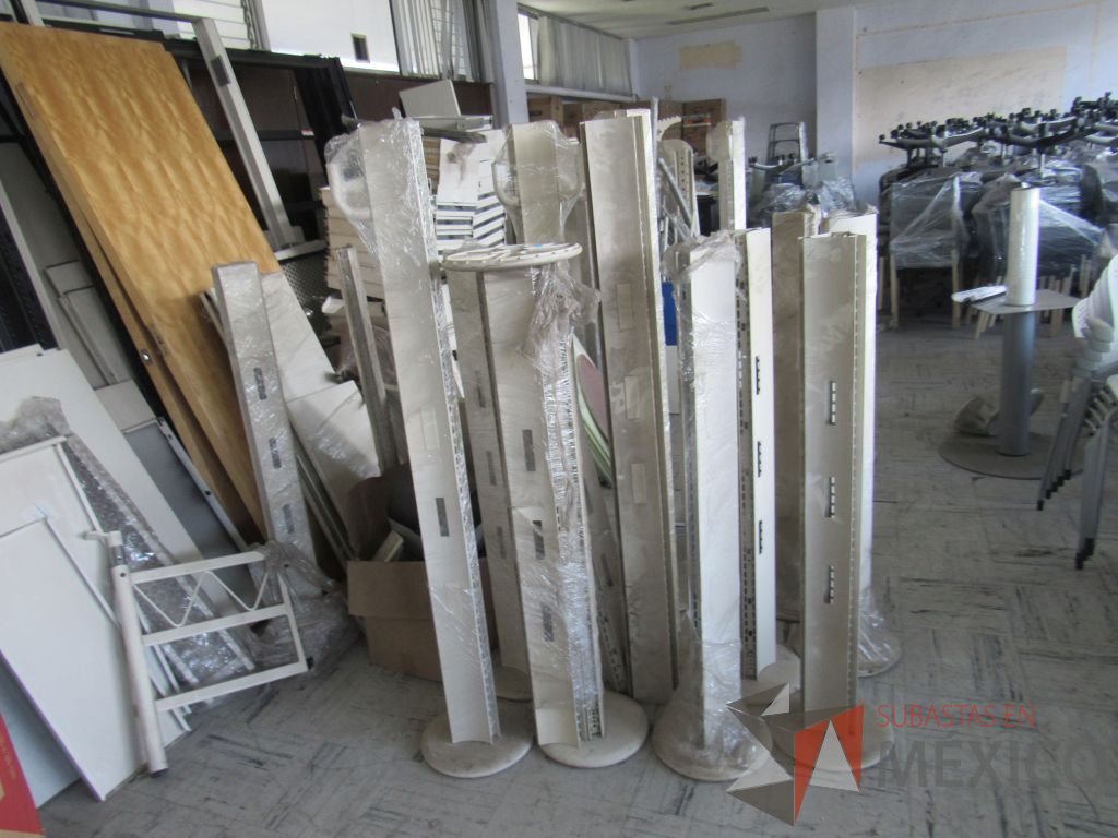 Lote 047 - 206 accesorios para estación de trabajo (Mamparas, Cajones, cubiertas y herraje) - Imagen 6