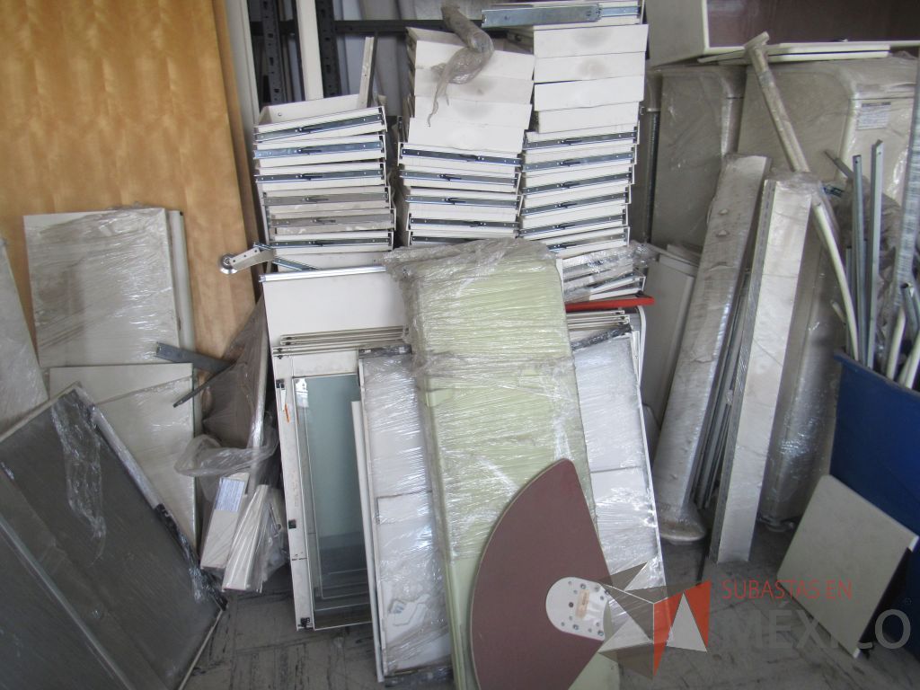 Lote 047 - 206 accesorios para estación de trabajo (Mamparas, Cajones, cubiertas y herraje) - Imagen 8