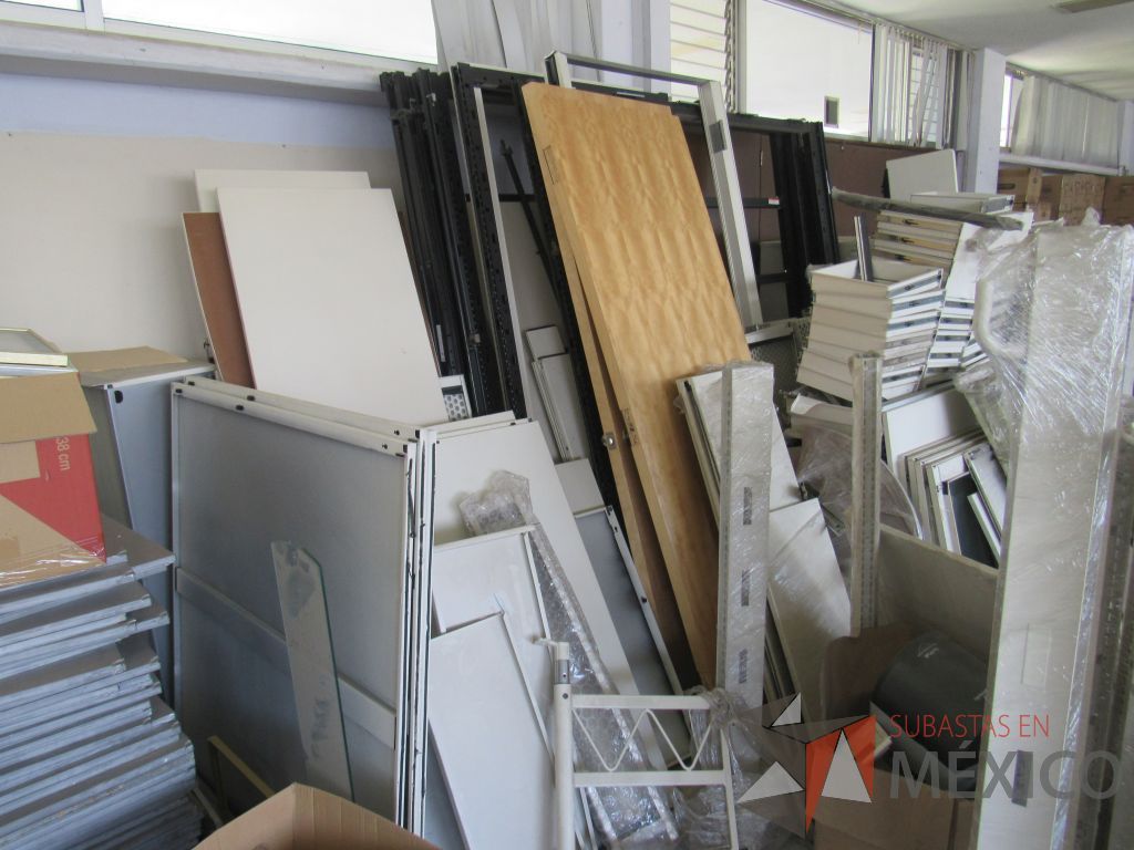 Lote 047 - 206 accesorios para estación de trabajo (Mamparas, Cajones, cubiertas y herraje) - Imagen 17