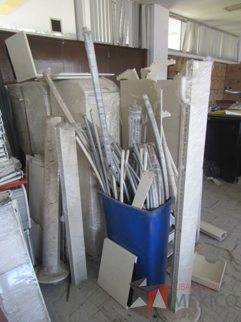 Lote 047 - 206 accesorios para estación de trabajo (Mamparas, Cajones, cubiertas y herraje) - Imagen 23