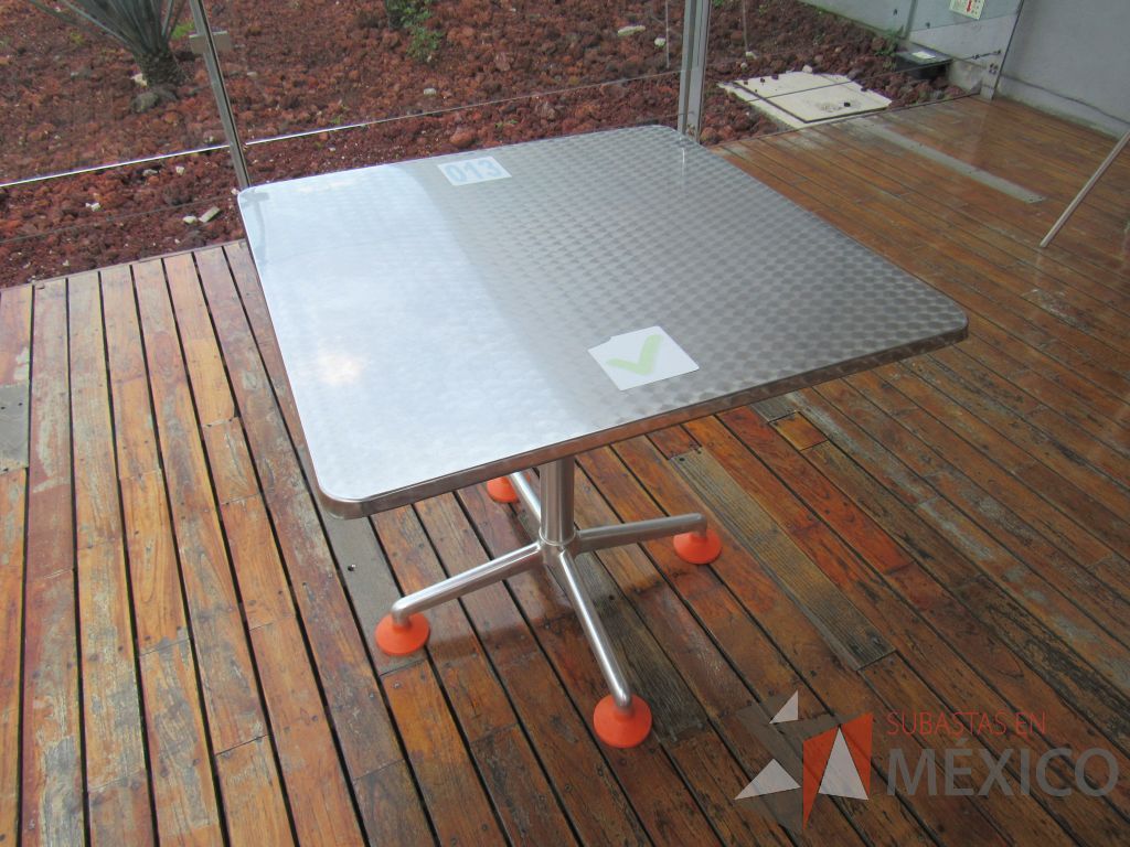 Lote 060 - 2 Mesas de comedor con recubrimiento de acero inoxidable adamascado y 4 Sillas color naranja - Imagen 2