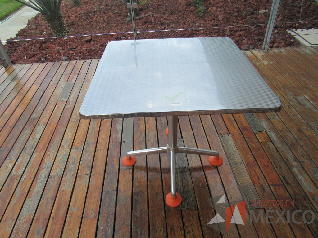 Lote 060 - 2 Mesas de comedor con recubrimiento de acero inoxidable adamascado y 4 Sillas color naranja - Imagen 3