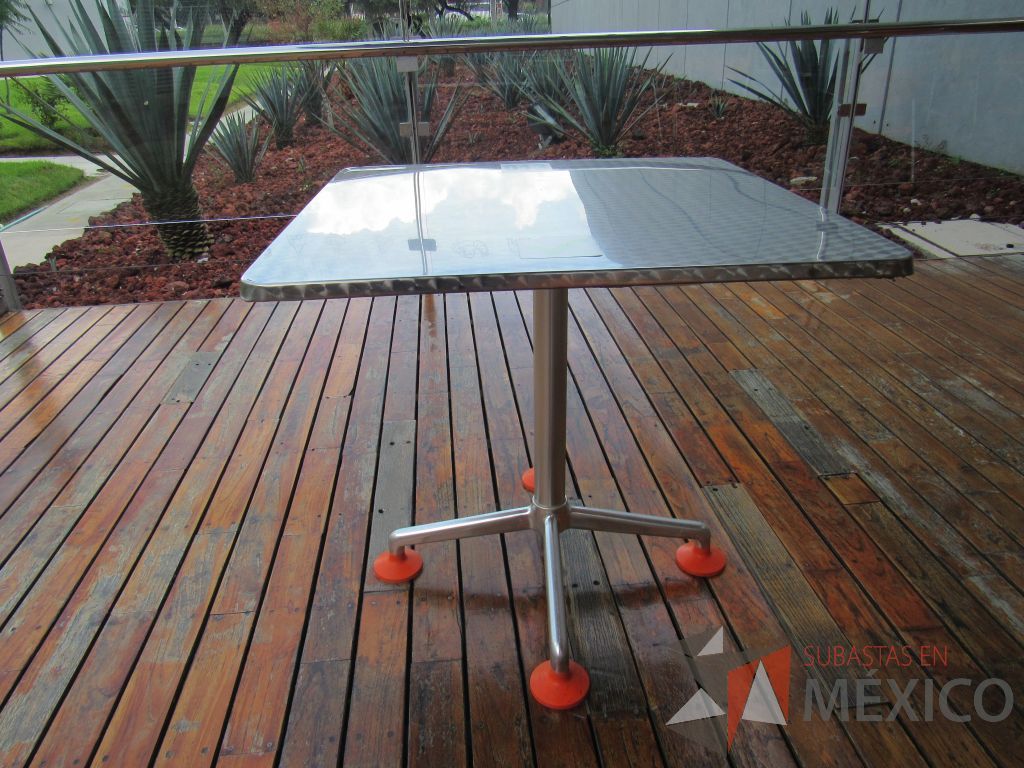 Lote 060 - 2 Mesas de comedor con recubrimiento de acero inoxidable adamascado y 4 Sillas color naranja - Imagen 4