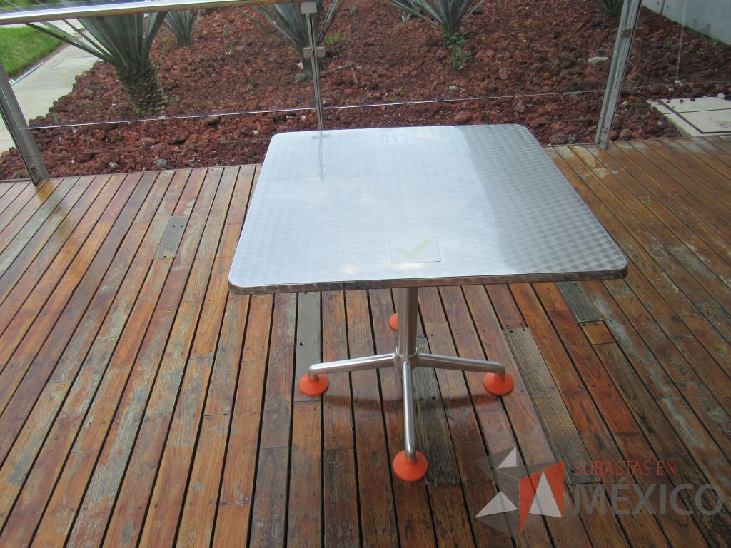Lote 060 - 2 Mesas de comedor con recubrimiento de acero inoxidable adamascado y 4 Sillas color naranja - Imagen 5