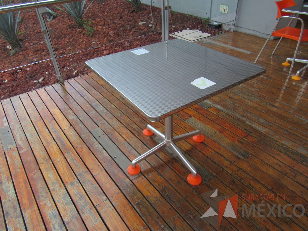 Lote 060 - 2 Mesas de comedor con recubrimiento de acero inoxidable adamascado y 4 Sillas color naranja - Imagen 6