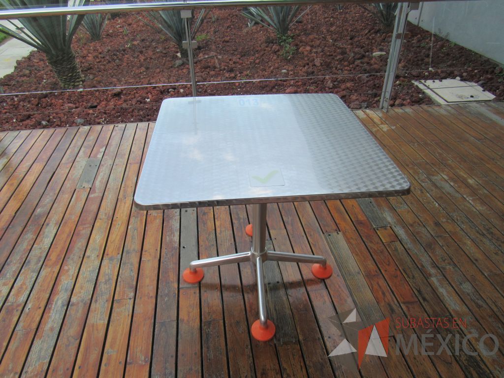 Lote 060 - 2 Mesas de comedor con recubrimiento de acero inoxidable adamascado y 4 Sillas color naranja