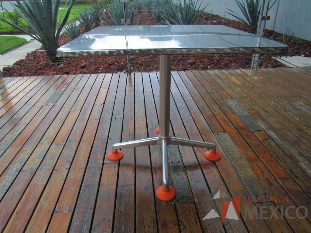 Lote 060 - 2 Mesas de comedor con recubrimiento de acero inoxidable adamascado y 4 Sillas color naranja - Imagen 7