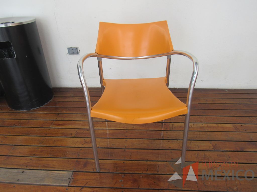 Lote 036 - 2 Mesas de comedor con recubrimiento de acero inoxidable adamascado y 8 Sillas color naranja - Imagen 16