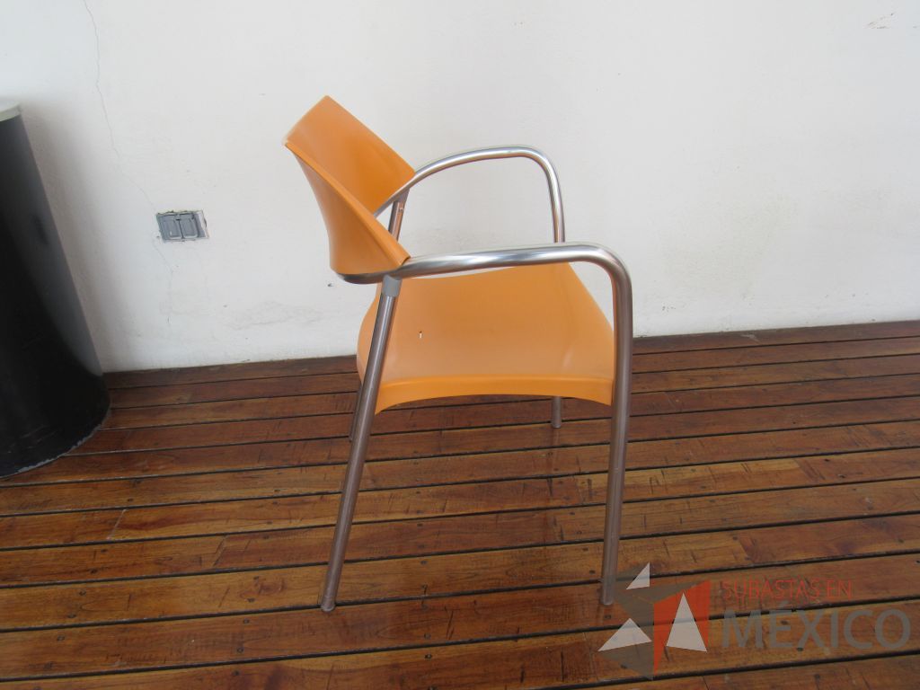 Lote 036 - 2 Mesas de comedor con recubrimiento de acero inoxidable adamascado y 8 Sillas color naranja - Imagen 17