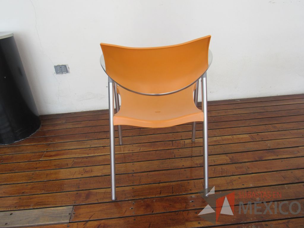 Lote 036 - 2 Mesas de comedor con recubrimiento de acero inoxidable adamascado y 8 Sillas color naranja - Imagen 18