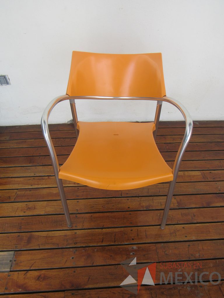 Lote 036 - 2 Mesas de comedor con recubrimiento de acero inoxidable adamascado y 8 Sillas color naranja - Imagen 19