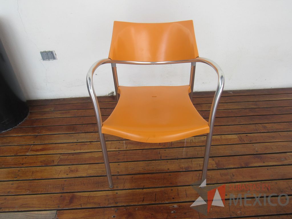 Lote 036 - 2 Mesas de comedor con recubrimiento de acero inoxidable adamascado y 8 Sillas color naranja - Imagen 20
