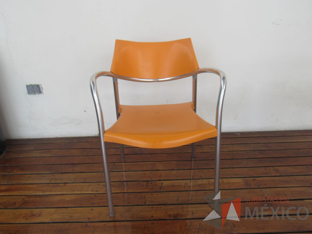 Lote 036 - 2 Mesas de comedor con recubrimiento de acero inoxidable adamascado y 8 Sillas color naranja - Imagen 23