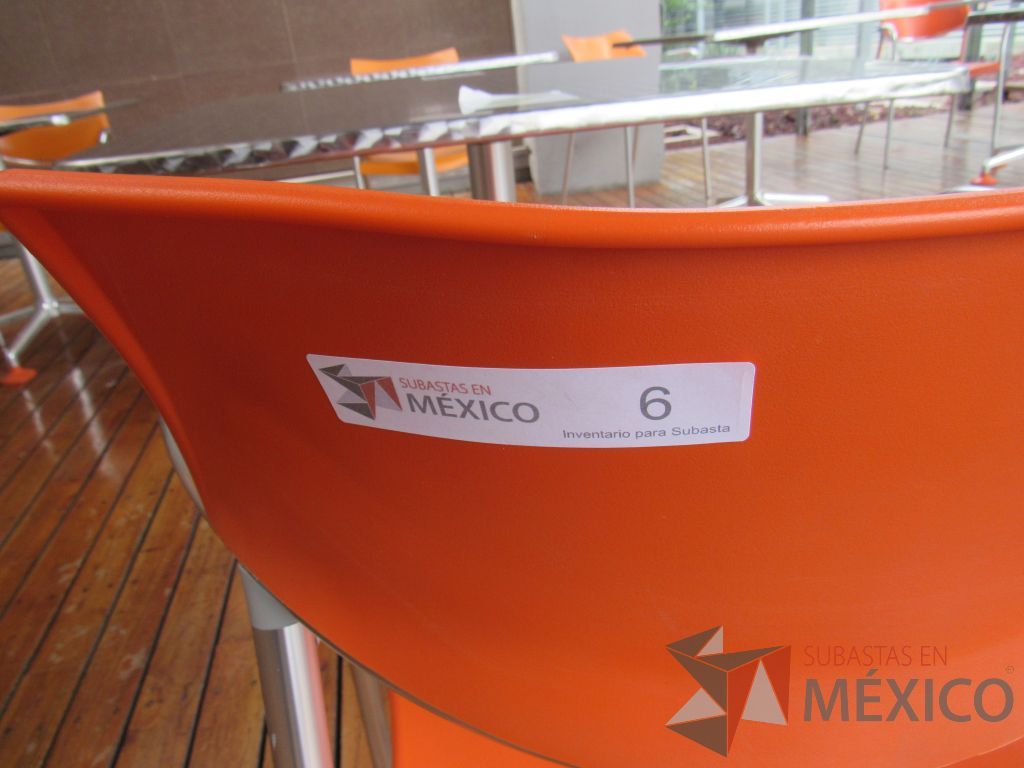 Lote 060 - 2 Mesas de comedor con recubrimiento de acero inoxidable adamascado y 4 Sillas color naranja - Imagen 24