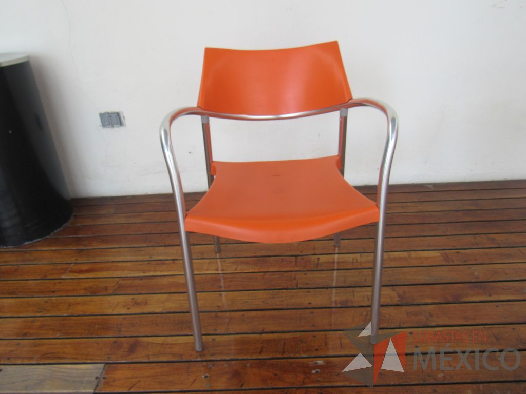 Lote 060 - 2 Mesas de comedor con recubrimiento de acero inoxidable adamascado y 4 Sillas color naranja - Imagen 23