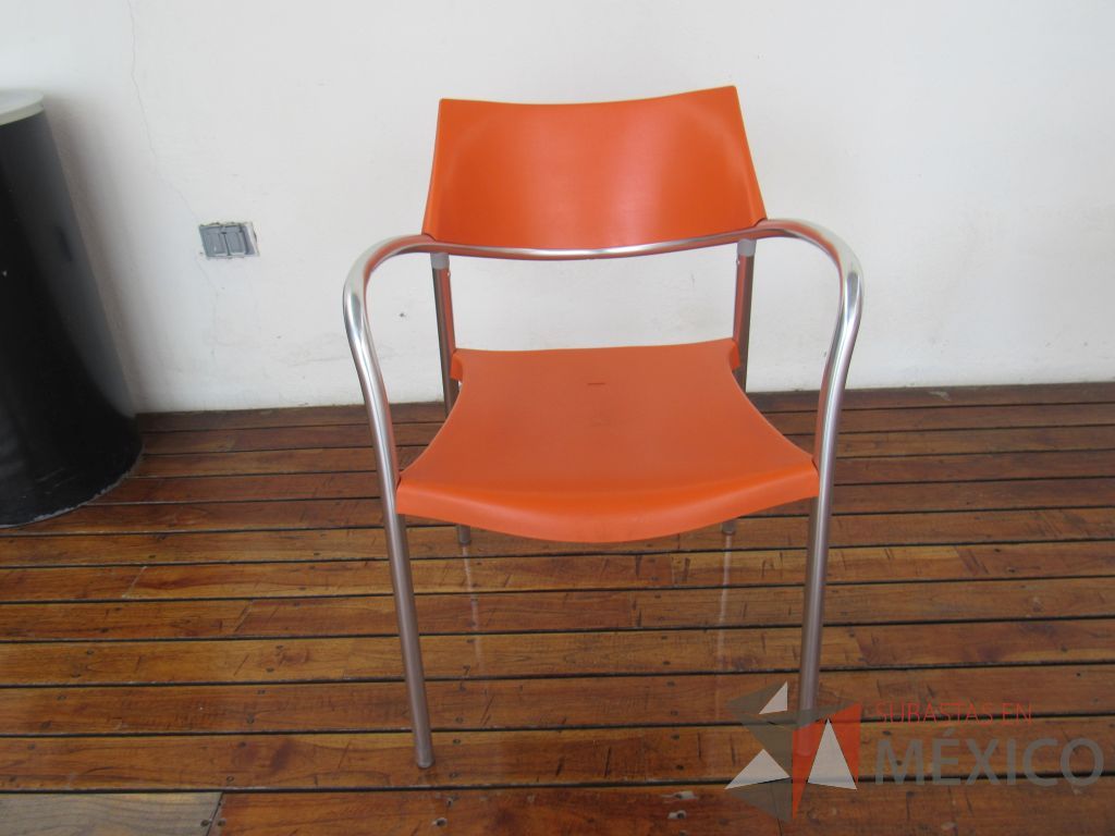 Lote 060 - 2 Mesas de comedor con recubrimiento de acero inoxidable adamascado y 4 Sillas color naranja - Imagen 22