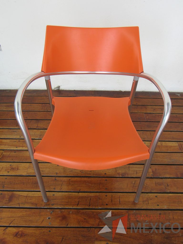 Lote 060 - 2 Mesas de comedor con recubrimiento de acero inoxidable adamascado y 4 Sillas color naranja - Imagen 21