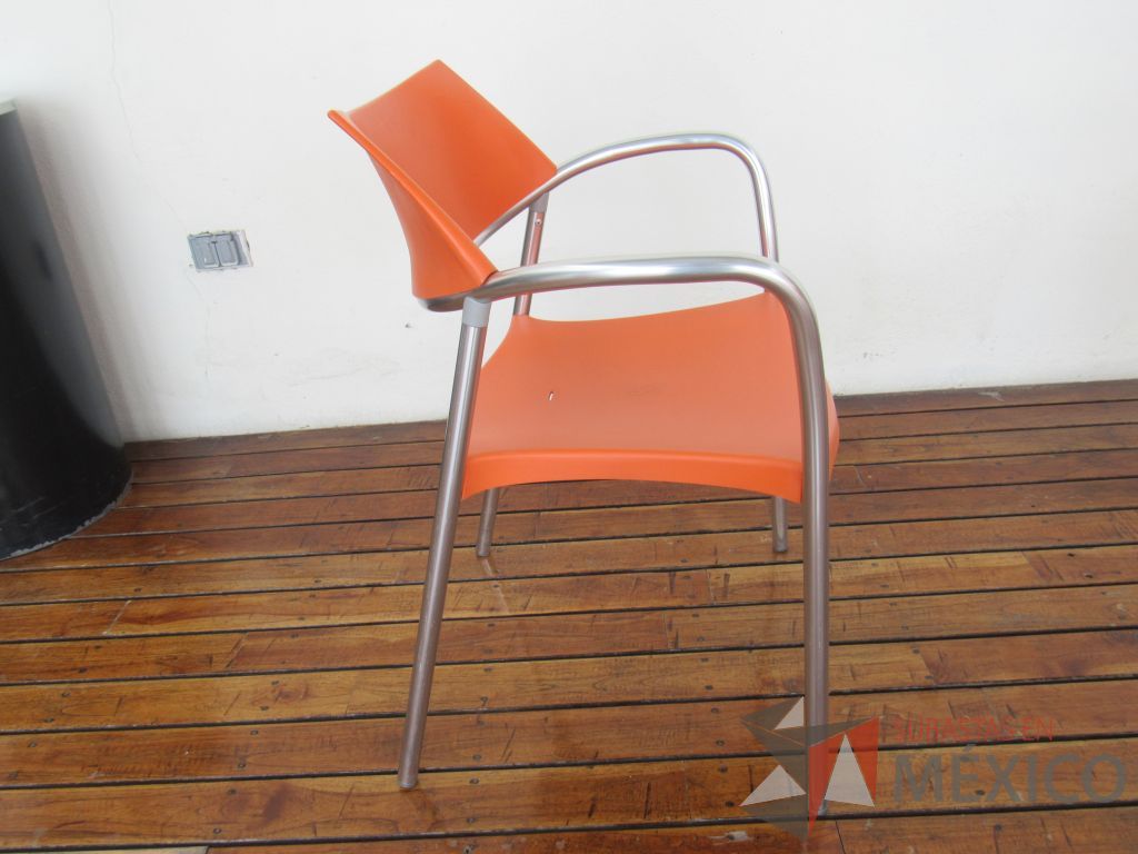 Lote 060 - 2 Mesas de comedor con recubrimiento de acero inoxidable adamascado y 4 Sillas color naranja - Imagen 20