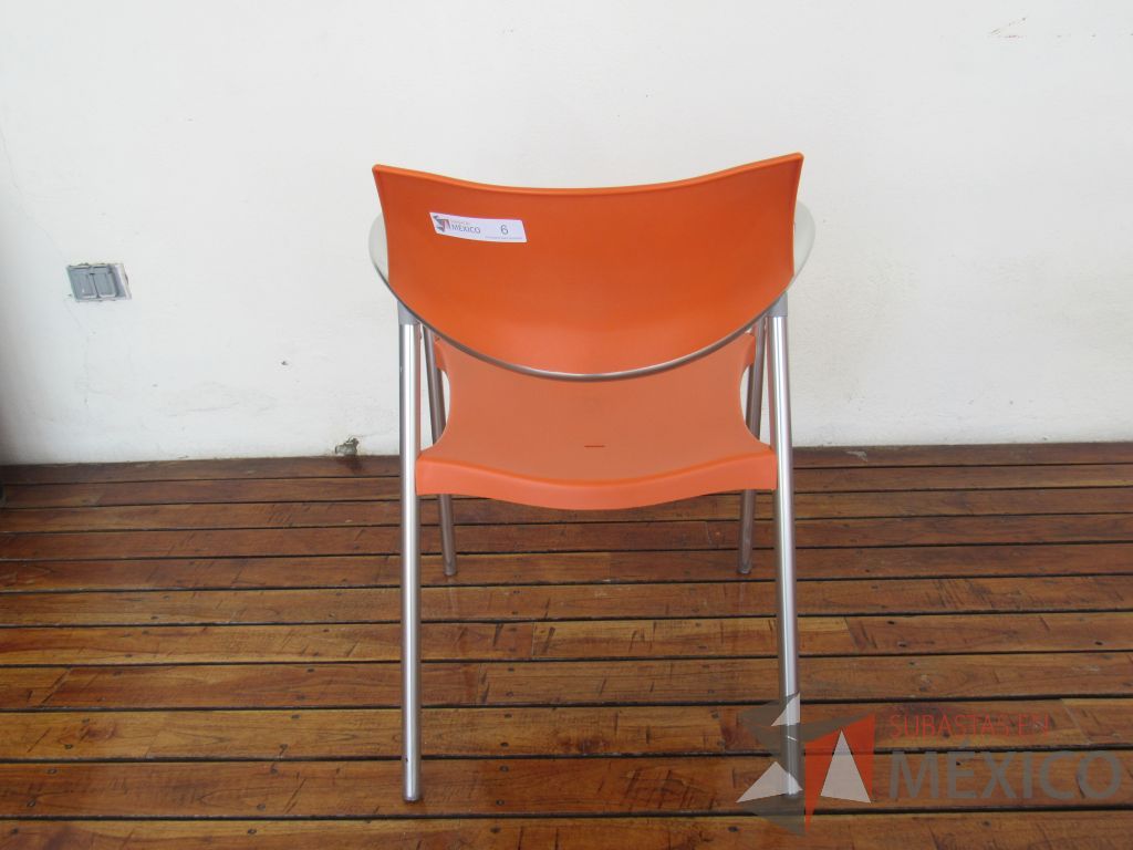 Lote 060 - 2 Mesas de comedor con recubrimiento de acero inoxidable adamascado y 4 Sillas color naranja - Imagen 19