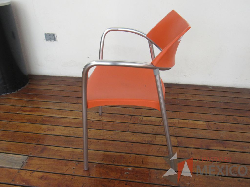 Lote 060 - 2 Mesas de comedor con recubrimiento de acero inoxidable adamascado y 4 Sillas color naranja - Imagen 18