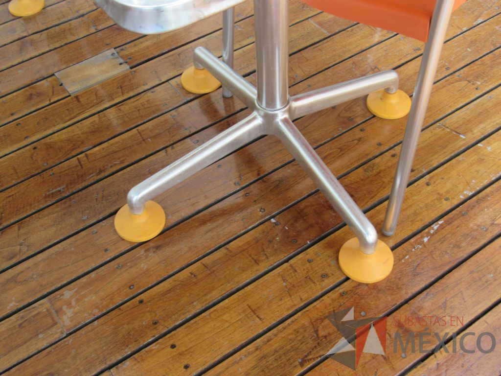 Lote 060 - 2 Mesas de comedor con recubrimiento de acero inoxidable adamascado y 4 Sillas color naranja - Imagen 9