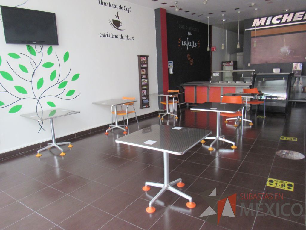 Lote 060 - 2 Mesas de comedor con recubrimiento de acero inoxidable adamascado y 4 Sillas color naranja - Imagen 12