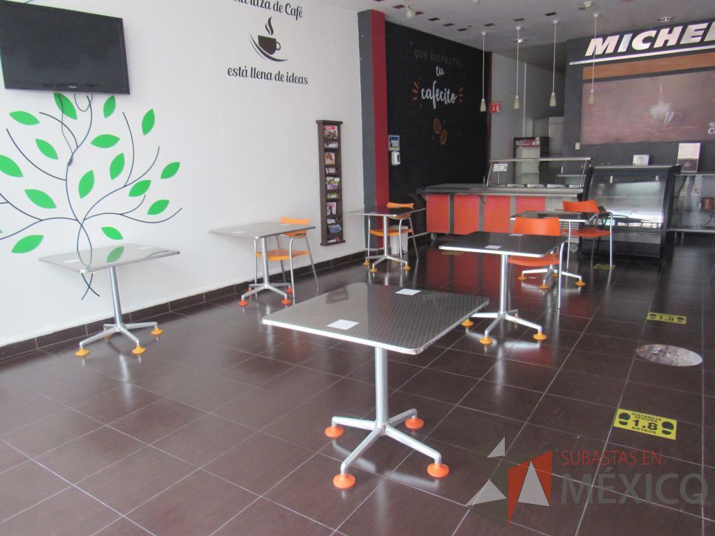 Lote 060 - 2 Mesas de comedor con recubrimiento de acero inoxidable adamascado y 4 Sillas color naranja - Imagen 13