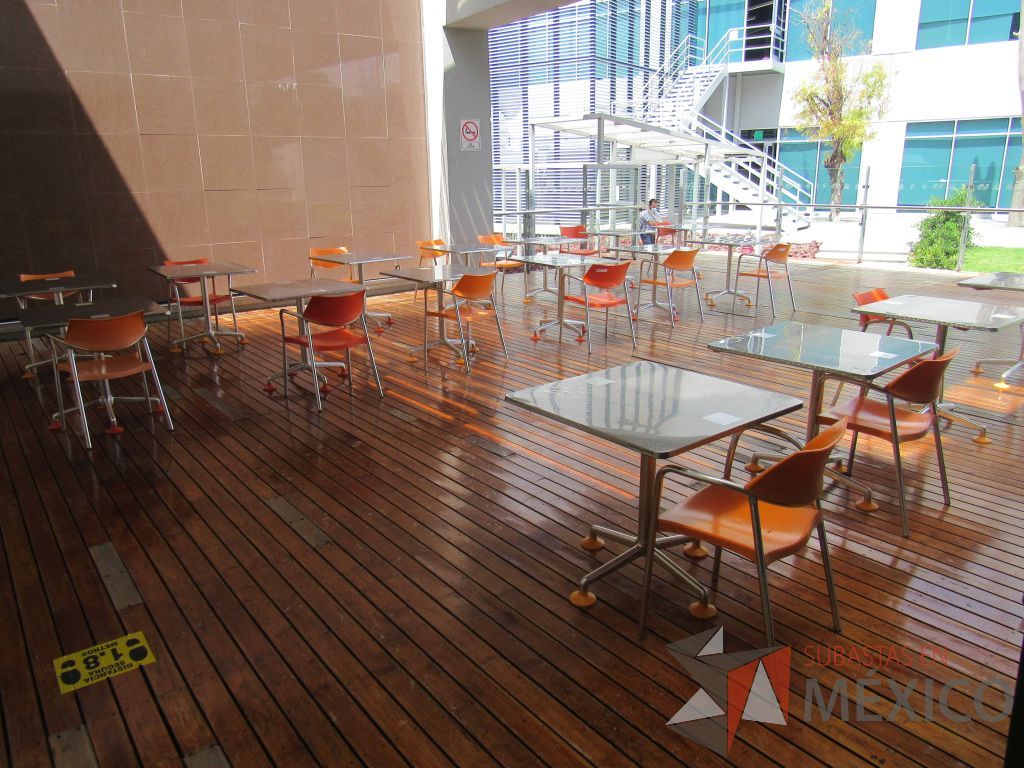 Lote 060 - 2 Mesas de comedor con recubrimiento de acero inoxidable adamascado y 4 Sillas color naranja - Imagen 14