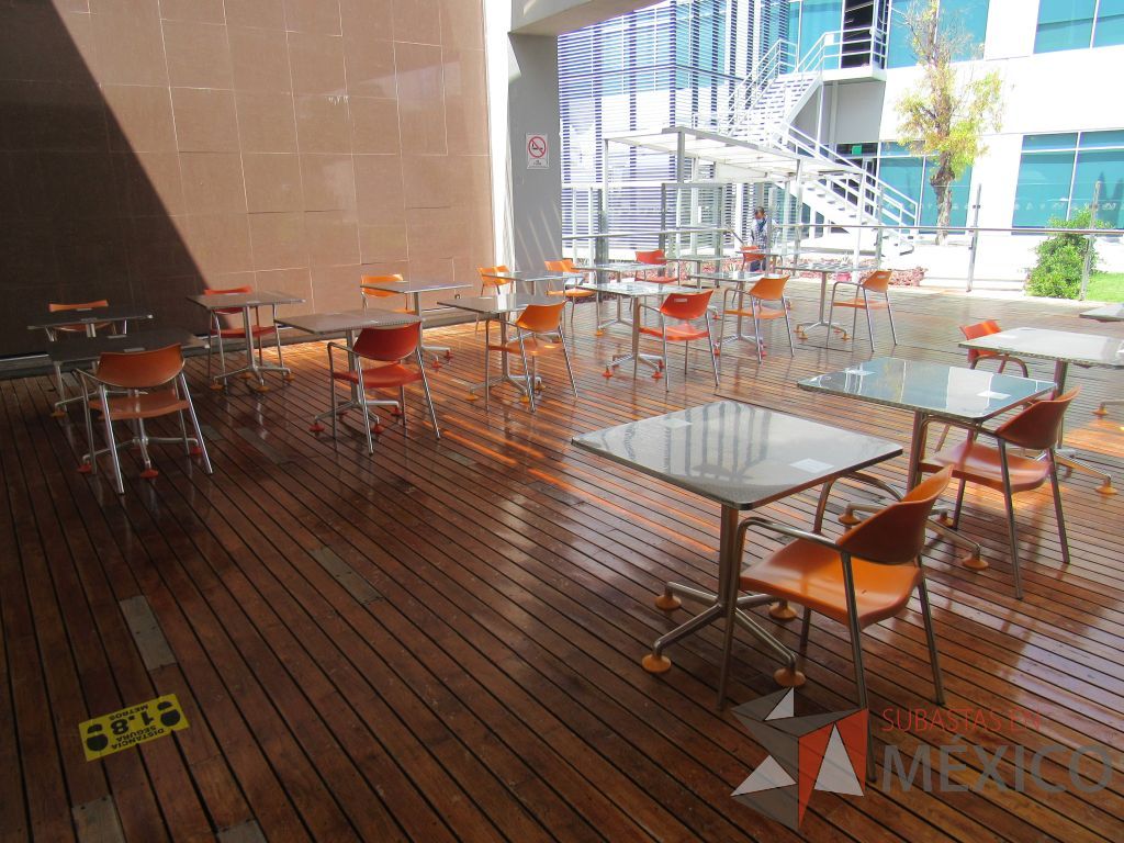 Lote 060 - 2 Mesas de comedor con recubrimiento de acero inoxidable adamascado y 4 Sillas color naranja - Imagen 15