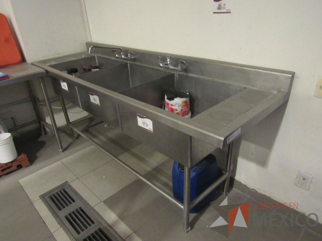 Lote 052 - Mueble de acero inoxidable con 4 patas, 3 tarjas y 2 grifos - Imagen 2