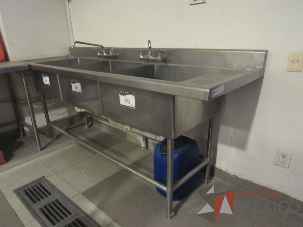 Lote 052 - Mueble de acero inoxidable con 4 patas, 3 tarjas y 2 grifos - Imagen 4