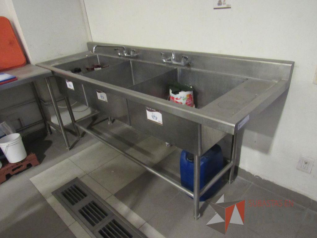 Lote 052 - Mueble de acero inoxidable con 4 patas, 3 tarjas y 2 grifos