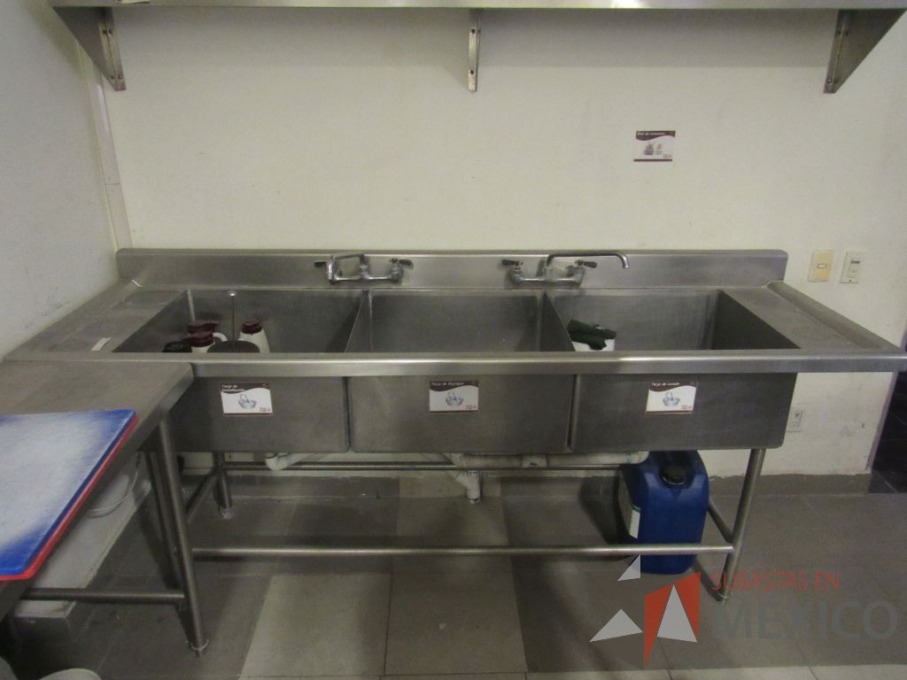 Lote 052 - Mueble de acero inoxidable con 4 patas, 3 tarjas y 2 grifos - Imagen 6